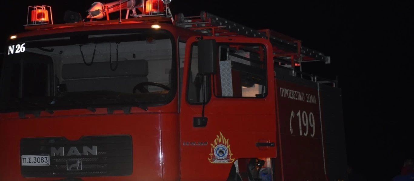 ΕΚΤΑΚΤΟ: Συναγερμός στην Ιπποκράτειο Πολιτεία - Φλέγεται ο οικισμός - Πέρασε την Εθνική Οδό η πυρκαγιά